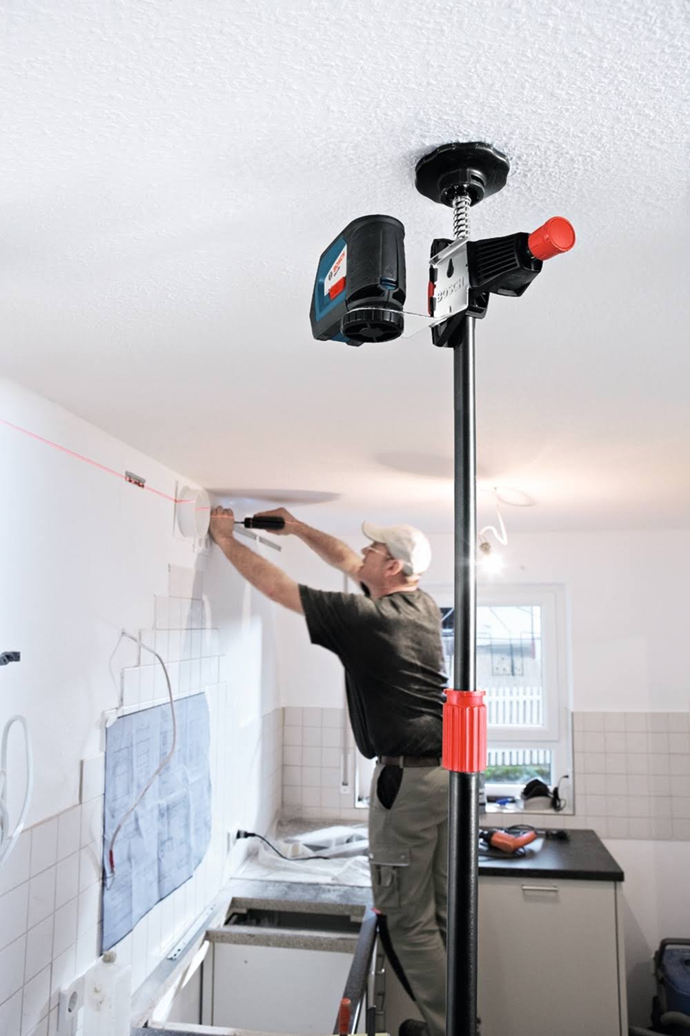Self-Leveling Cross-Line Laser A390