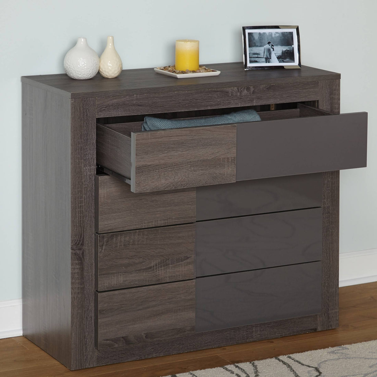 Dark Oak Finish 4-Drawer Chest L3517