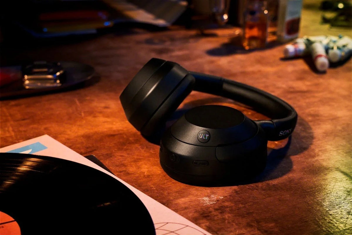 Black Noise Cancelling Headphones with USB Hub and Headphone Stand P524